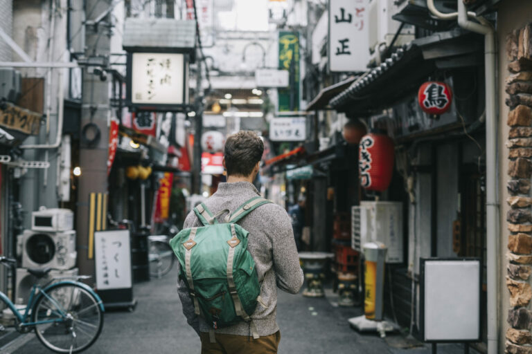 Tipps zur Auswahl eines Jobs im Ausland Man discovering hidden gems in Osaka.